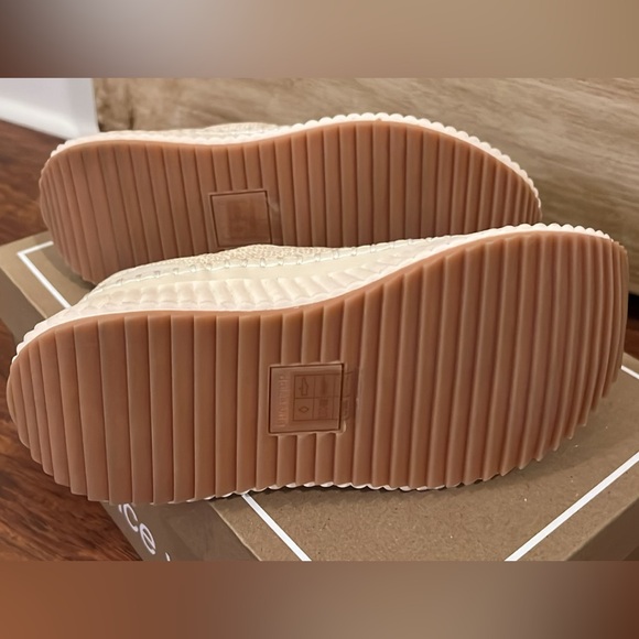 Dolce Vita Dannis ivory sneakers size 6.5
Cream color - Picture 4 of 9